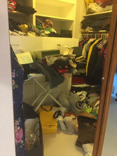 钻石吧的一家华人家庭被盗窃光顾,翻箱倒柜,所有值钱物品被洗劫一空。(美国《世界日报》/梁太太提供) 钻石吧的一家华人家庭被盗窃光顾,翻箱倒柜,所有值钱物品被洗劫一空。(美国《世界日报》/梁太太提供)