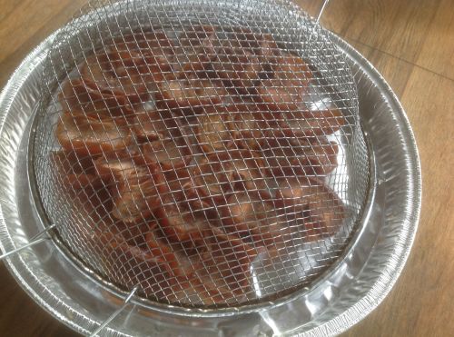 晒柿子的装备,档住灰尘。(美国《侨报》/赵婆婆提供) 晒柿子的装备,档住灰尘。(美国《侨报》/赵婆婆提供)