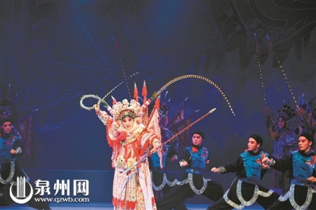 戏剧展演之《穆桂英》 (智勇 摄) 戏剧展演之《穆桂英》 (智勇 摄)