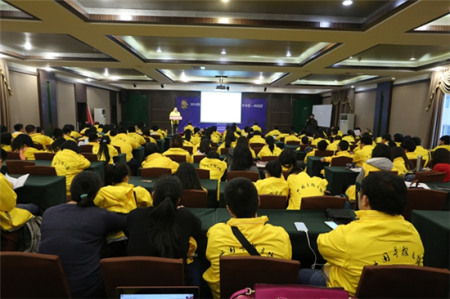 省外事侨务办副主任张业初(左)向冬令营营员代表授营旗 省外事侨务办副主任张业初(左)向冬令营营员代表授营旗