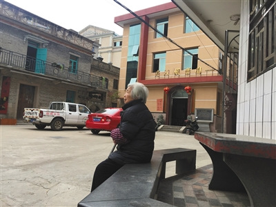 在猴屿乡猴屿村,青壮年大多偷渡出国,只有老人留守在家。 在猴屿乡猴屿村,青壮年大多偷渡出国,只有老人留守在家。