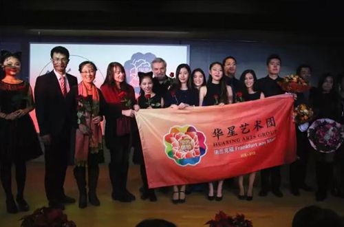 嘉宾和华星艺术团的演员们合影 嘉宾和华星艺术团的演员们合影