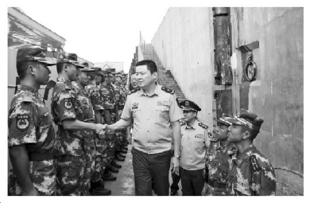 图为公安部边防管理局局长陈定武少将慰问水上支队执勤官兵。 