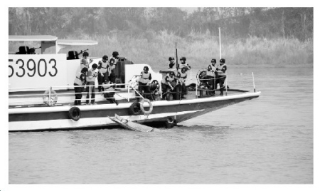 图为中老缅泰联合巡逻执法编队巡航期间救助老挝籍遇险渔船。 