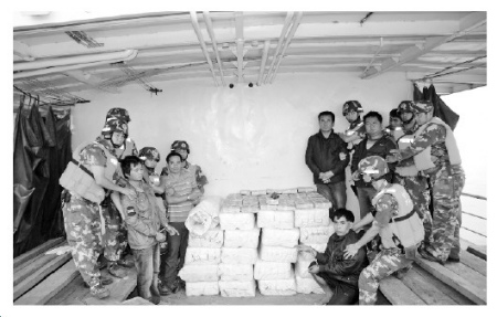 图为中老执法人员在湄公河孟巴里奥水域查获毒品579公斤。 