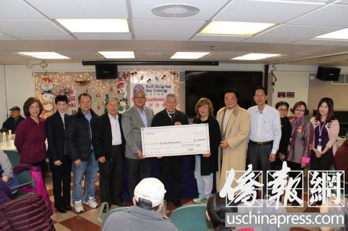 安老自助处董事局主席王缪少莹（右6）接受华助中心基金会捐助的5000元善款支票。