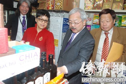 杂货店东主(红色毛衣者)向李孟贤介绍店内售卖的有机食品。(美国《侨报》/吴卓明 摄)