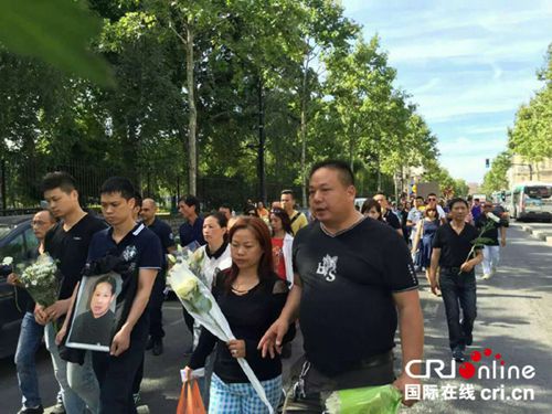 2016年8月,旅法华人张朝林遭暴力抢劫致死。事发后,曹华钦(右一)和队友曾赶去第一现场救援。图为曹华钦和张朝林家属一起前往事发地悼念。(曹华钦供图) 2016年8月,旅法华人张朝林遭暴力抢劫致死。事发后,曹华钦(右一)和队友曾赶去第一现场救援。图为曹华钦和张朝林家属一起前往事发地悼念。(曹华钦供图)