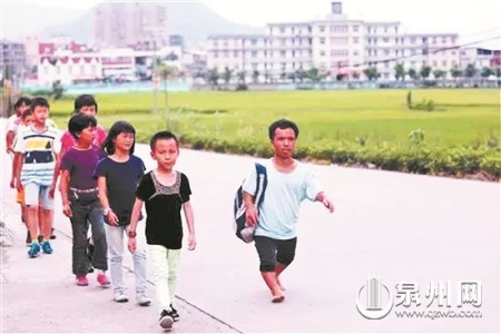 大哥哥洪仁心带着孩子去上学 (资料图片) 大哥哥洪仁心带着孩子去上学 (资料图片)