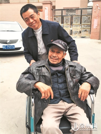 冯泯荐抽空推着父亲在路上散步晒太阳 冯泯荐抽空推着父亲在路上散步晒太阳