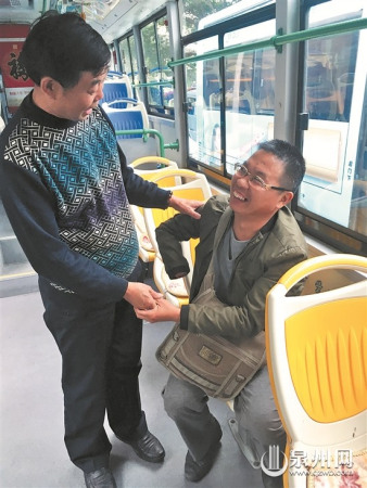 等待发车前，万金成师傅与一名乘客开心地聊家常。
