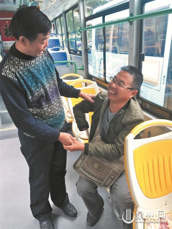 等待发车前,万金成师傅与一名乘客开心地聊家常。 等待发车前,万金成师傅与一名乘客开心地聊家常。