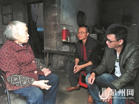 黄阿婆向社区工作人员了解陈鸿雁的房屋修缮情况