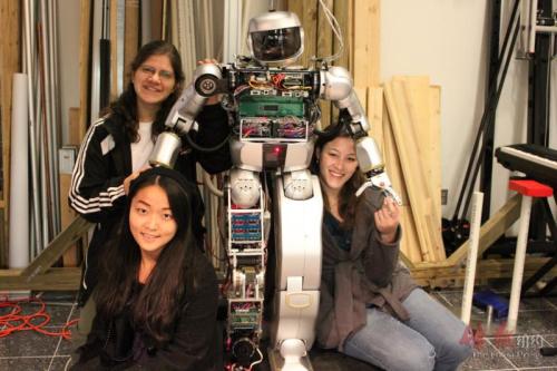 大学时潘莹(左前)的机器人项目。(美国《侨报》/潘莹提供) 