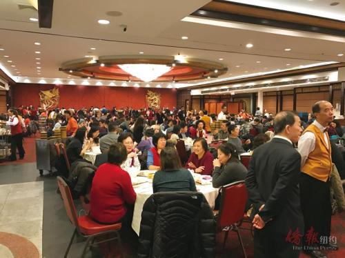 餐馆内座无虚席。(美国《侨报》/陈辰 摄) 餐馆内座无虚席。(美国《侨报》/陈辰 摄)