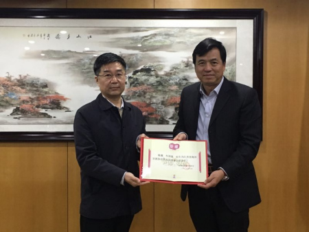 孙彬副主任(左一)为牟国量秘书长(右一)颁发我会副会长证书 孙彬副主任(左一)为牟国量秘书长(右一)颁发我会副会长证书