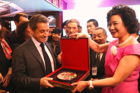 法亚共和联盟会长钱美蓉（右）是萨科齐的“粉丝”。（法国《欧洲时报》/孔帆 摄）