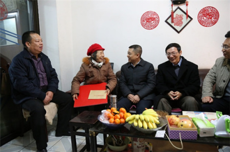 文甦(中)慰问内江市归侨侨眷张崇芬(左二) 文甦(中)慰问内江市归侨侨眷张崇芬(左二)