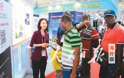 郑妍（左一）在一个展会上向外国人介绍她的公司。 图片由受访者提供