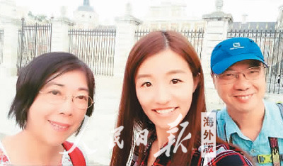 图为王卓(中)和她带领的游客在西班牙阿兰胡埃斯的皇宫前。 图片由受访者提供 图为王卓(中)和她带领的游客在西班牙阿兰胡埃斯的皇宫前。 图片由受访者提供