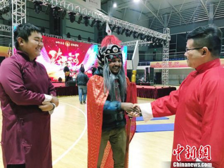 装扮成中国古代将军的留学生伊姆与准备说相声中国大学生交流。(杨云 摄) 装扮成中国古代将军的留学生伊姆与准备说相声中国大学生交流。(杨云 摄)