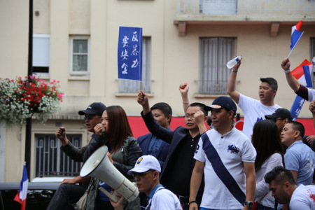 在欧市四路街区举行的示威游行,人们高呼:反暴力,要安全。(法国《欧洲时报》/黄冠杰 摄) 在欧市四路街区举行的示威游行,人们高呼:反暴力,要安全。(法国《欧洲时报》/黄冠杰 摄)