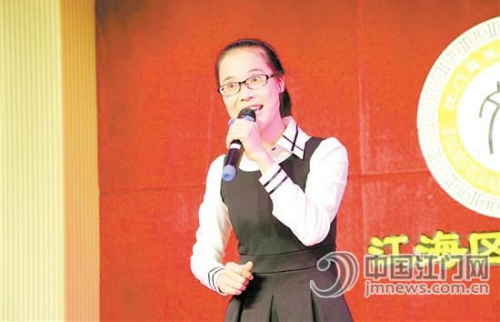 不少年轻人慕名参加粤曲表演培训班。 不少年轻人慕名参加粤曲表演培训班。