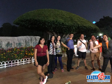 来自东盟国家菲律宾、泰国和缅甸的记者在南宁市南湖广场名树博览园前合照。左4为作者。