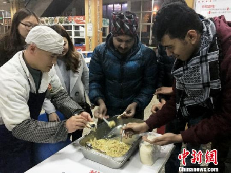 贵州理工学院的留学生们学包饺子。(杨云 摄)