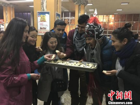 贵州理工学院的留学生们展示自己包的饺子。(杨云 摄)
