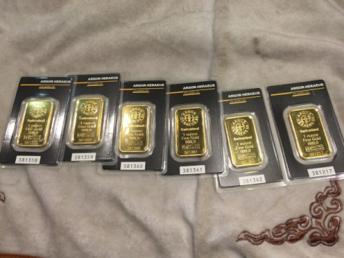 一盎司的瑞士金金条在华裔社区金店热卖。(美国《世界日报》/朱蕾 摄) 一盎司的瑞士金金条在华裔社区金店热卖。(美国《世界日报》/朱蕾 摄)
