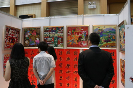 观众欣赏农民画和剪纸 观众欣赏农民画和剪纸