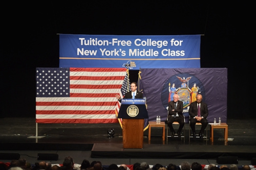纽约州公立大学学费将从今年起对收入在10万美元以下家庭免费，成为全国首个推行免费大学教育的州。((美国《世界日报》/州长办公室提供)