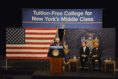 桑德斯(左)表示，全国各州都将跟随纽约州的脚步，推行免费大学教育。(美国《世界日报》/俞姝含 摄)