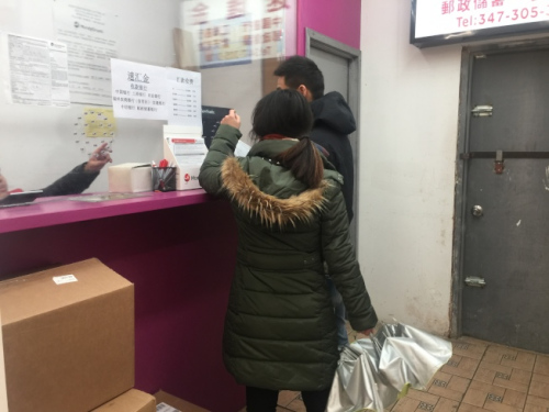 春节将至,不少华裔民众纷纷前往各个汇款点给家人汇款。(美国《世界日报》/黄伊奕 摄) 春节将至,不少华裔民众纷纷前往各个汇款点给家人汇款。(美国《世界日报》/黄伊奕 摄)
