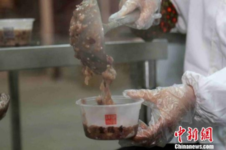 资料图:腊八粥香飘古寺,古刹灵隐寺开锅熬制30万份粥。 江耘 摄 资料图:腊八粥香飘古寺,古刹灵隐寺开锅熬制30万份粥。 江耘 摄