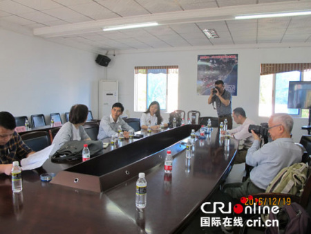 东郊镇镇长苏武接受CRI记者组采访 摄影：魏敏华