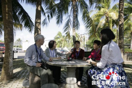 记者在春光食品厂采访黄桂莲 摄影：陈鹏