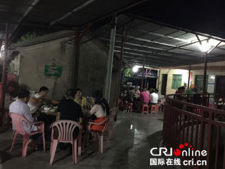 霞场村黑洋头农家乐,黄昌柏(穿绿色T恤衬者)在招待客人 摄影:张敏 霞场村黑洋头农家乐,黄昌柏(穿绿色T恤衬者)在招待客人 摄影:张敏