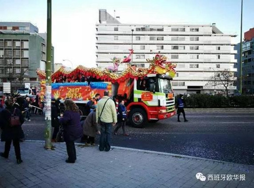 同学们正在播撒快乐 同学们正在播撒快乐