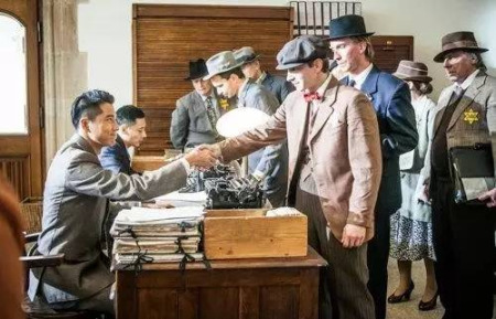 剧中，中国签证官向犹太青年签发签证