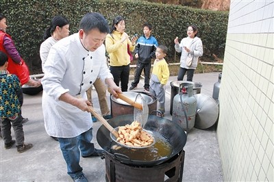 炸油角也是光明人必备的年节小吃之一。 炸油角也是光明人必备的年节小吃之一。