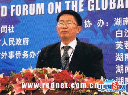 在2003年湖南长沙举办的第二届世界华文传媒论坛上，作者发表演讲