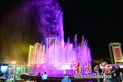 人民广场音乐喷泉重新启用，为汕头璀璨夜景添彩。杨立轩 摄