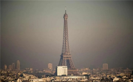 12月8日拍摄的巴黎埃菲尔铁塔。