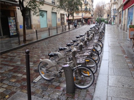雾霾天巴黎市政府提供免费自行车出租