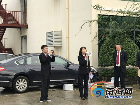 海南一中院执行局法官现场通知清场。南海网记者刘麦摄 海南一中院执行局法官现场通知清场。南海网记者刘麦摄