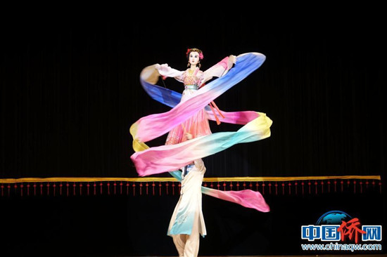 大木偶人偶同台歌舞《长绸舞》。<a target='_blank' href='http://www.chinanews.com/'>中新社</a>记者 陆春艳 摄 大木偶人偶同台歌舞《长绸舞》。<a target='_blank' href='http://www.chinanews.com/'>中新社</a>记者 陆春艳 摄