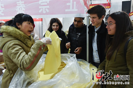 外国留学生在向卖家了解山东大煎饼的做法。
