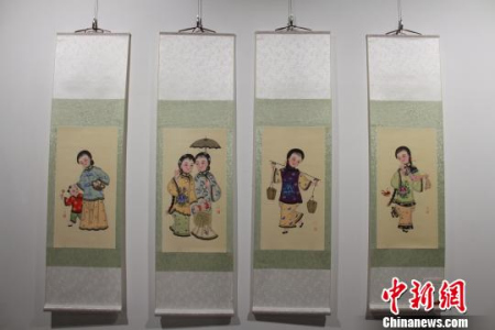 山东高密扑灰年画,作者吕红霞。 曾洁 摄 山东高密扑灰年画,作者吕红霞。 曾洁 摄